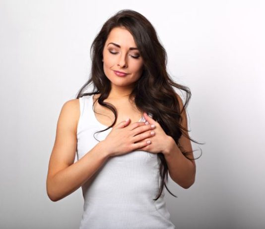 Dau-hieu-nhan-biet-om-nghen-be-trai-nguc-khong-deu