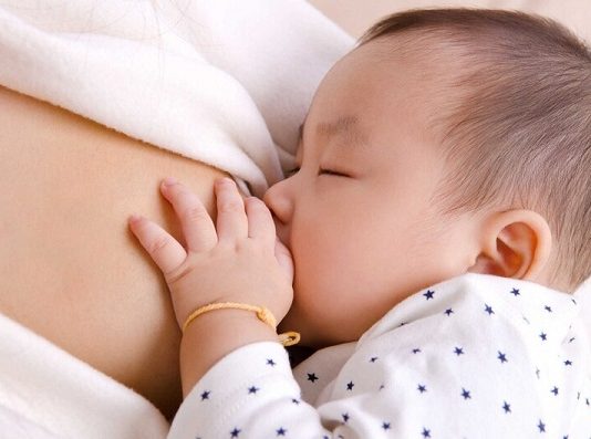Bé uống DHA chung với sữa được không? 4 cách uống DHA cho bé?
