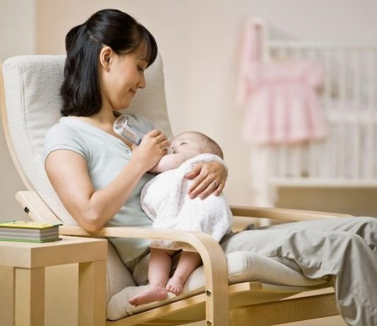 huong-dan-me-4-tu-the-cho-be-bu-binh-dung-cach