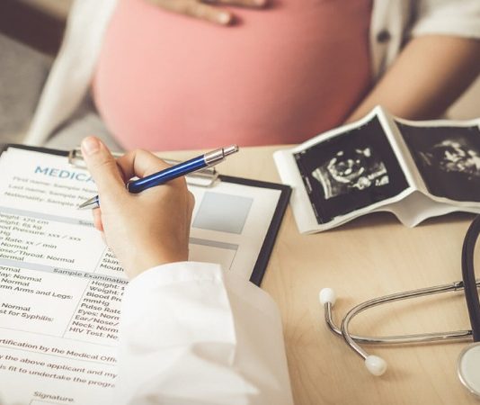 Bà bầu đi máy bay cần thủ tục gì? Quy trình A–Z tại sân bay